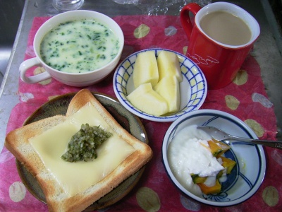 R0029953昼-チーズトースト、ほうれん草ポタージュ、カボチャヨーグルト、リンゴ、カフェオレ_400.jpg