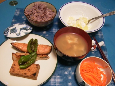 R0029956夜-ささみと厚揚げとピーマン焼き、人参きんぴら、味噌汁、五穀米ご飯、グレープフルーツヨーグルト_400.jpg