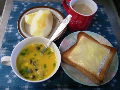 R0029967朝-チーズトースト、シメジのパンプキンスープ、リンゴ、カフェオレ_400.jpg