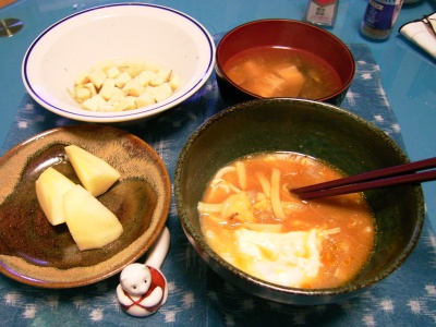 R0029981卵と白菜とエノキのジャージャー麺、お味噌汁、高野豆腐の酢の物、リンゴ_400.jpg