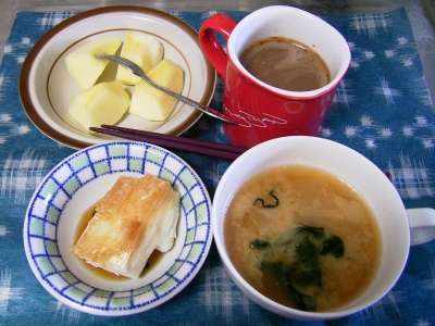 R0030026醤油餅、ワカメ味噌汁、リンゴ、ミロ&紅茶_400.jpg