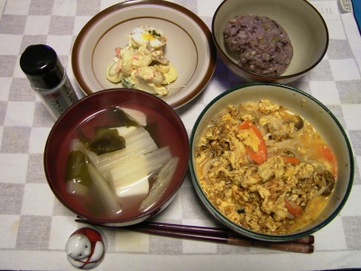 R0030044夜-具だくさん卵とじ、マカロニサラダ、湯豆腐、五穀米ご飯_400.jpg