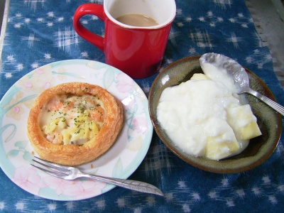 R0030046朝-海老グラタンパイ、りんごヨーグルト、カフェオレ_400.jpg
