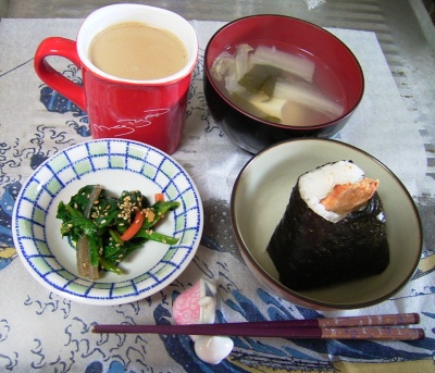 R0030048昼-鮭のおにぎり、ほうれん草の和え物、白菜スープ、カフェオレ_400.jpg