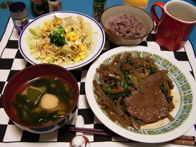 R0030050夜-牛ステーキ、コンニャク添え、コーンサラダ、若布の味噌汁、五穀米ご飯_400.jpg