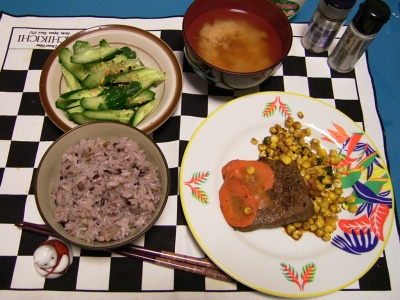 R0030065夜-牛ステーキ、コーンと人参添え、五穀米ご飯、キュウリのサラダ、味噌汁_400.jpg