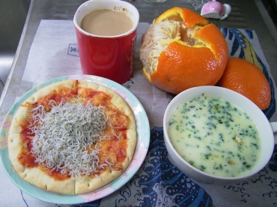 R0030078昼-ジャコピザトースト、ほうれん草のクリームスープ、いよかん、カフェオレ_400.jpg