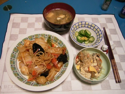 R0030079夜-中華風焼きそば、キュウリの和え物、味噌汁、アサリと春雨チャンプルー_400.jpg