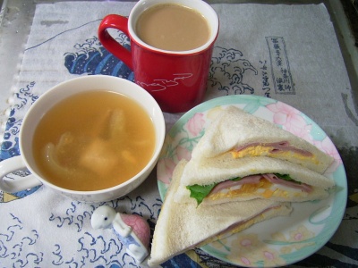 R0030092昼-ミックスサンドとスープとカフェオレ_400.jpg