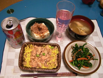 R0030093夜-ホタテと鮭のご飯、ほうれん草の胡麻和え、冷や奴、チキンスープ、旬果搾りとちおとめ_400.jpg
