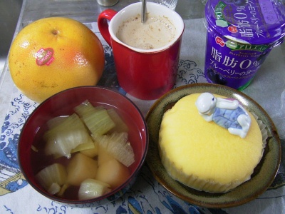 R0030103昼-蒸しパン、麩のお吸い物、グレープフルーツ、アロエとブルーベリーヨーグルト、カフェオレ_400.jpg