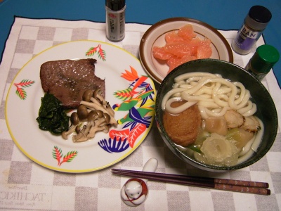 R0030105夜-牛網焼き、シメジとほうれん草添え、薩摩揚げとホタテ青梗菜のうどん、グレープフルーツ_400.jpg