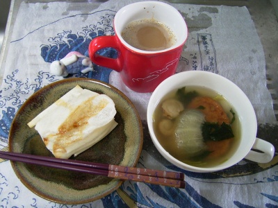 R0030107朝-スライス持ち、おすまし、カフェオレ_400.jpg