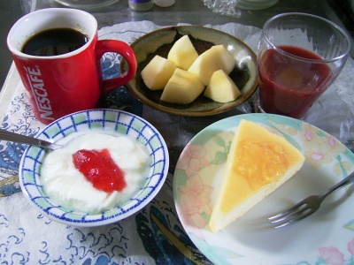 R0030248昼、チーズケーキ、ヨーグルト、野菜ジュース、リンゴ、コーヒー_400.jpg
