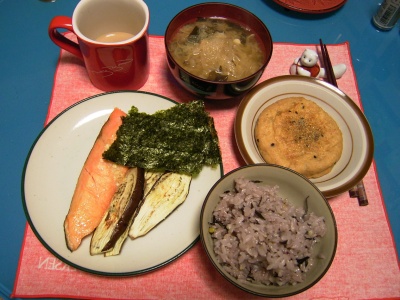 R0030260夜-鮭とナス焼き、がんも煮、野菜の味噌汁、海苔、五穀米_400.jpg