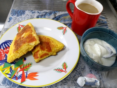 P4030037昼-チーズ卵ケーキ、ヨーグルト、カフェオレ_400.jpg