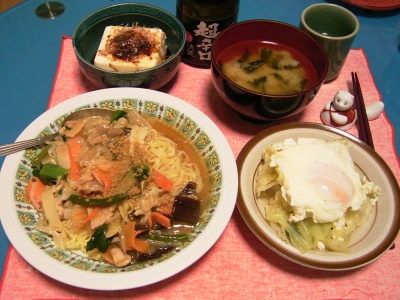 R0030434夜-海鮮焼きそば、卵とキャベツのさっと煮、若布の味噌汁、冷や奴_400.jpg