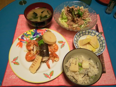 R0030592夜-飛び魚と海老焼き筍添え、茹で筍、筍ごはん、筍の旨煮、もやしの味噌汁、ツナ野菜サラダ_400.jpg