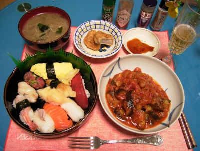 R0030730夜-にぎり寿司、ナスと豆の南欧風、蓮根はさみ揚げ、大根の味噌汁_400.jpg