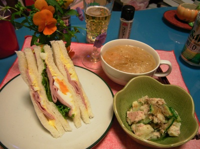 R0030753夜-ミックスサンド、ポテトツナキュウリサラダ、野菜スープ_400.jpg