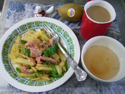 R0030748昼-ポテトソテー、チキンスープ、カフェオレ、キーウイ_400.jpg