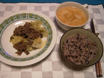 R0031048夜-ビーフと野菜炒め、トマト風味スープ、五穀米ご飯_400.jpg