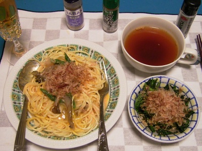 R0031056夜-たらこカルボナーラスパゲティ、ほうれん草のおひたし、エスニックスープ_400.jpg