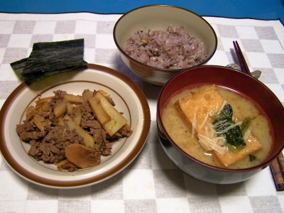 R0031154夜-牛肉とジャガイモ炒め、厚揚げ味噌汁、五穀米ご飯、海苔_400.jpg