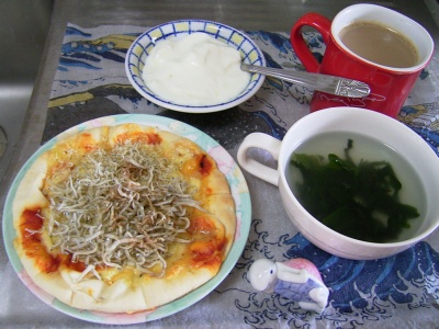 R0031506昼-ジャコピザ、わかめスープ、ヨーグルト、カフェオレ_400.jpg