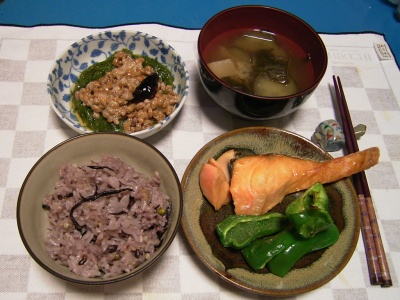 R0031538夜、鮭とピーマン焼き、めかぶ納豆、ナスの味噌汁、五穀米ご飯_400.jpg