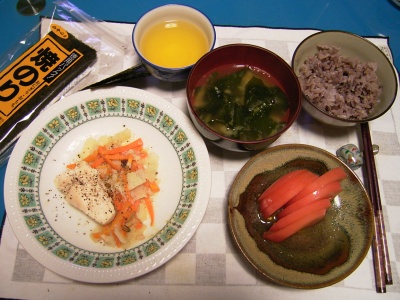 R0031568夜-チキンソテー、トマト、わかめのお味噌汁、五穀米ご飯、海苔_400.jpg