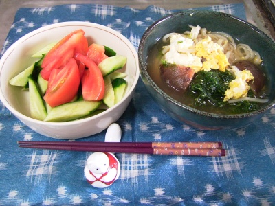 R0031580昼-椎茸卵あおさのうどん、キュウリとトマトサラダ_400.jpg