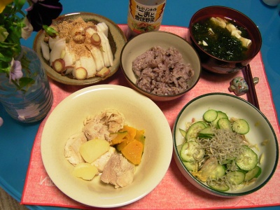R0031593夜-鶏とジャガイモとカボチャのスープ煮、ジャコキュウリの酢の物、大根と茗荷胡麻風味合え、アオサと豆腐のお吸い物、五穀米ご飯_400.jpg