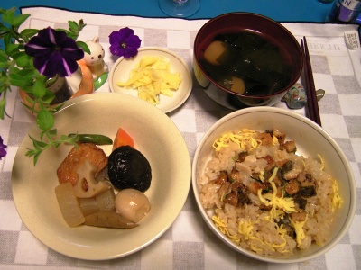 R0031762夜-ウナギちらし、お煮染め、麩と若布のお吸い物_400.jpg