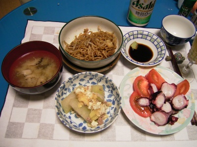 R0031939夜-富士宮焼きそば、タコとトマトのサラダ、冬瓜と油揚げのそぼろ煮、シメジの味噌汁_400.jpg