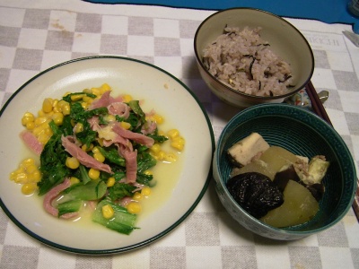 R0031967生ハムとコーンと青梗菜のチーズソテー、冬瓜とナスの煮物、五穀米ご飯_400.jpg