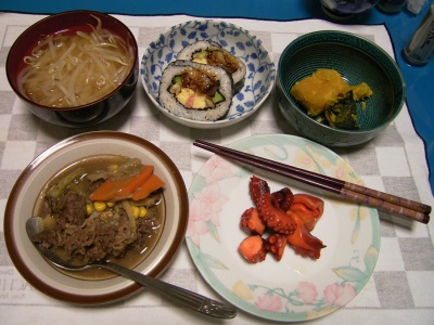 R0031979夜タコのオードブル、牛肉炒め煮、もやしの味噌汁、カボチャ煮、穴子の巻き寿司_400.jpg