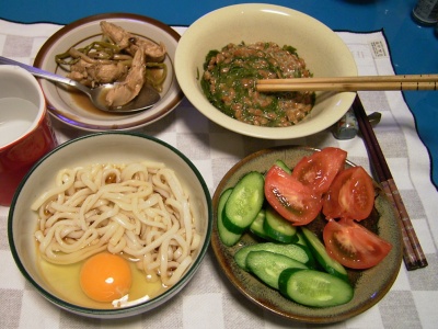 R0032154夜-ぶっかけ卵うどん、めかぶ納豆、鶏のバルサミコ煮込み、キュウリとトマトサラダ_400.jpg