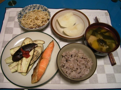 夜-鮭とナス焼き、五穀米ご飯、アゲとカボチャの味噌汁、うどん、梨