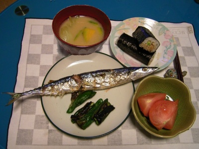 R0032493夜-秋刀魚とピーマン焼き、穴子海苔巻き寿司、トマト、カボチャと青梗菜の味噌汁_合成_400.JPG