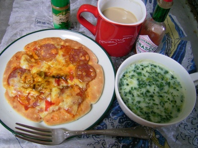 R0032730昼-ピザ、ほうれん草スープ、カフェオレ_400.jpg