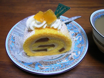 R0032862マンマパスタ:柿のロールケーキ_400.jpg