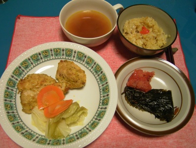 R0033183夜-チキンソテー、エゴマキムチ、辛子メンタイ、秋刀魚ご飯、スープ_400.jpg