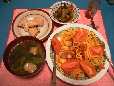 R0033285夜-トマトスパゲッティ、麩と小松菜のスープ、鶏の甘辛煮、きゅうりピクルス_400.jpg