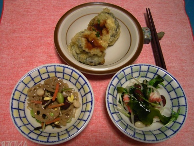 R0033322夜-茄子のはさみ揚げ、海鮮サラダ、レンコン五目煮_400.jpg