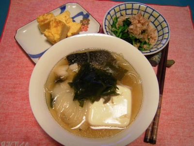 R0033402夜-豆腐雑煮、玉子焼き、ほうれん草おひたし_400.jpg