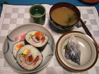 R0033420夜-海鮮まき寿司、しめ鯖、お味噌汁_400.jpg