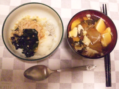 100603_200623夜-おろしジャコわかめおかか、椎茸のお吸い物_400.jpg