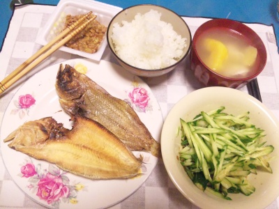 SBSH0206_1031夜-干しカレイ、キュウリサラダ、納豆、新米ご飯、スープ_400.jpg