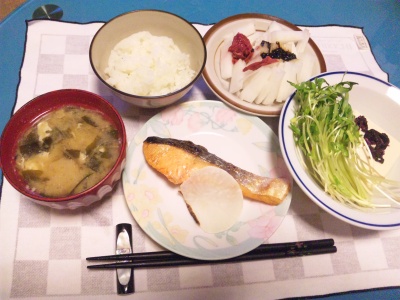 SBSH0213_1124夜-鮭焼き、大根梅サラダ、空芯菜サラダ、味噌汁_400.jpg